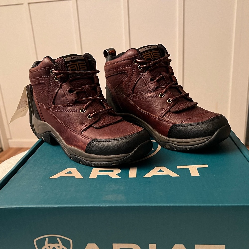 NWT- Ariat Terrain Waterproof Boots - Size: 7.5 - Picture 2 of 7